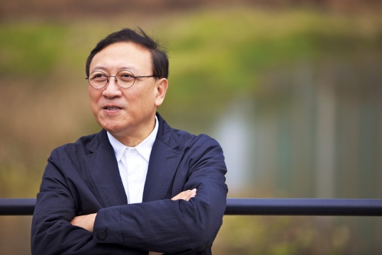 光州双年展的联合创始人、长期担任总裁的Lee Yong-woo

