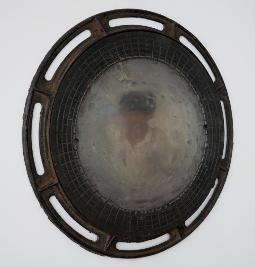 《镜子1》,井盖,直径72cm,2011 《镜子1》,井盖,直径72cm,2011