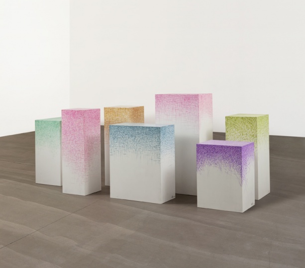 《展台》,木制展台,纸币上的浮色,整个装置尺寸可变,2012
《展台》,木制展台,纸币上的浮色,整个装置尺寸可变,2012