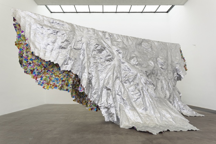 《好时光》,2013年李钢把平日吃的零食包装袋拼成巨大的纸张
《好时光》,2013年李钢把平日吃的零食包装袋拼成巨大的纸张