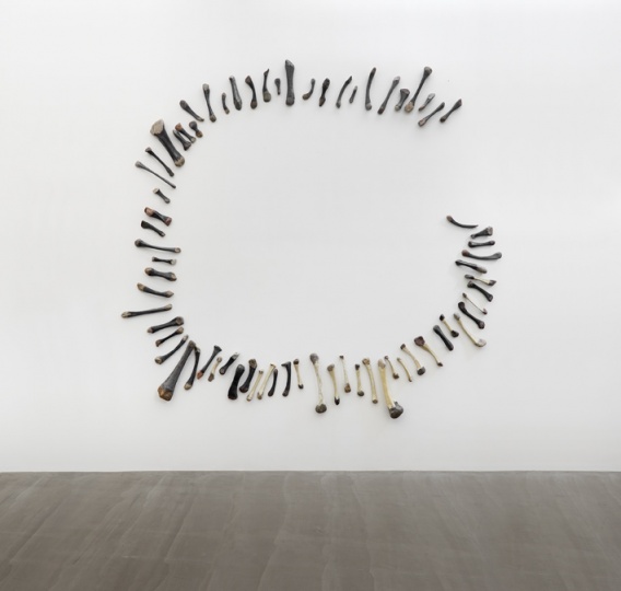 《嵴》,石头和胶,共70件,尺寸由24×6×4.5cm至81×24×15cm不等,装置尺寸:430×520cm,2012
《嵴》,石头和胶,共70件,尺寸由24×6×4.5cm至81×24×15cm不等,装置尺寸:430×520cm,2012