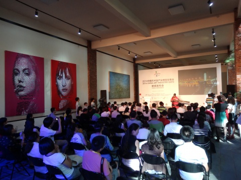 在发布会进行过程中还穿插有古琴表演项目
在发布会进行过程中还穿插有古琴表演项目