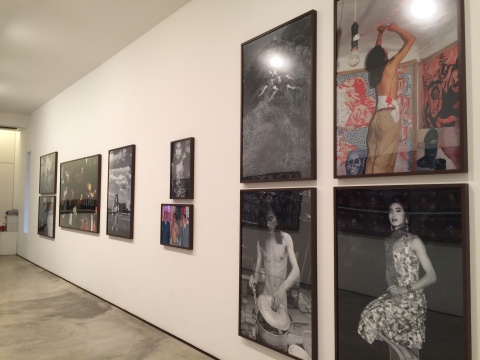 展览集中了许多马六明早期记录行为的摄影作品。
