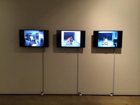 展览现场播放的马六明早期的行为录像。
