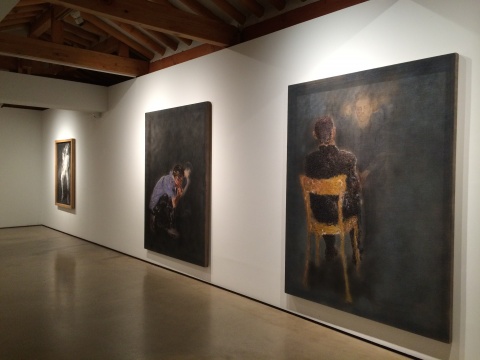 马六明的绘画作品是从十年前行为表演的影像片段里重获的独特瞬间展开的。
