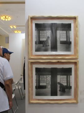 三影堂+3画廊展位上,有两位藏家“争抢”荣荣和映里的“妻有物语”系列作品
三影堂+3画廊展位上,有两位藏家“争抢”荣荣和映里的“妻有物语”系列作品