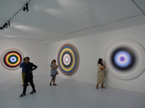 颜磊展览上的三件颜色光晕作品创作于去年
