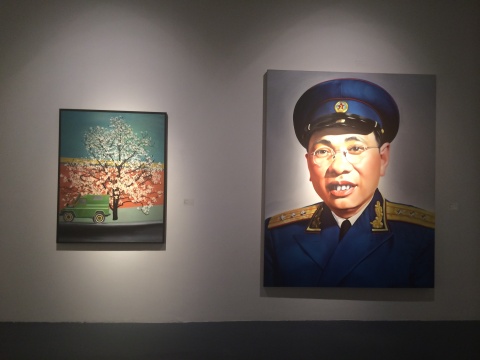 景柯文早起作品《春》（左，1997）与《上校》（右，2008）并置在一起
