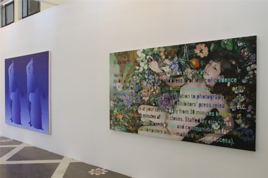 当代唐人艺术中心带来的徐渠2014年新作《平行》(左)和郑国谷2013年作品《巴塞尔 No.29》(右) 当代唐人艺术中心带来的徐渠2014年新作《平行》(左)和郑国谷2013年作品《巴塞尔 No.29》(右)