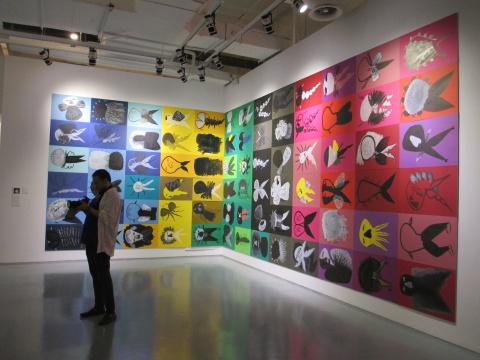 李山的作品《转译的错误》由多张彩色卡纸构成。
李山的作品《转译的错误》由多张彩色卡纸构成。