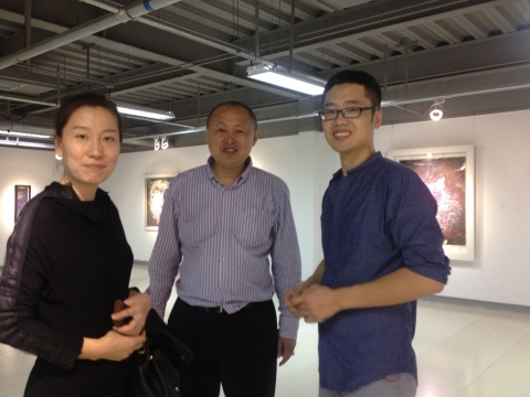 左二为虚苑文化发展有限公司负责人姜兴道,左三为策展人朱兴国
左二为虚苑文化发展有限公司负责人姜兴道,左三为策展人朱兴国
