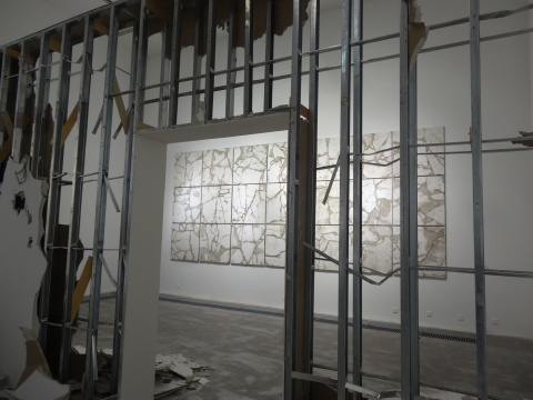 巨大的石膏墙被树立然后拆毁，意图重现工作室所经历的过程
