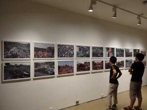 在艺术区废墟的照片上，李晓飞写了很多字，他的不满，同时针对着两个方向
