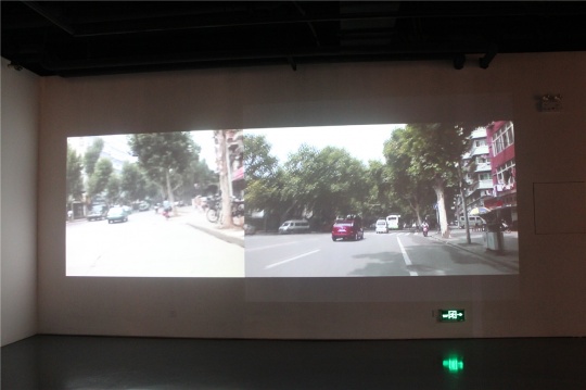 袁晓舫2004-2014年十年创作的双频录像作品，名称即为《十年》，是十年前与十年后在湖北美院周边环境的跟踪调查，两相比较可见城镇化转型的特点。 