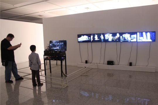 胡为一2012年装置影像作品《低级景观》,国美的科技咖啊,那台机器看上去太复杂了,怪不得这一大一小俩老外研究好半天,久久不离去。
胡为一2012年装置影像作品《低级景观》,国美的科技咖啊,那台机器看上去太复杂了,怪不得这一大一小俩老外研究好半天,久久不离去。