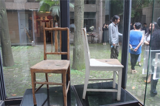 史金淞2011年作品《被消磨的家具》。他的新个展也于13日在凤凰艺都上海空间开幕，展出作品与画材有关。