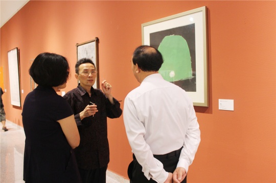 美术文献艺术中心总监刘明向市领导介绍周韶华作品，周韶华老先生也亲临了开幕现场。
