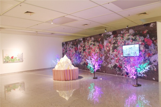 叶甫纳2014年的新作《扎金花系列》、《仕满乡消息》等，她的同名个展“扎金花”曾于今年3月视界艺术中心2空间开幕。
