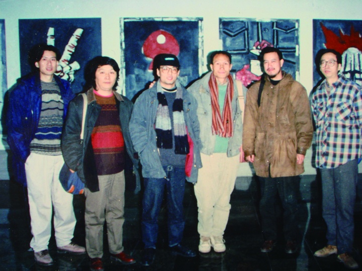《九十年代的中国美术:“中国经验”画展》主持人与参展艺术家在展厅毛旭辉画前合影
《九十年代的中国美术:“中国经验”画展》主持人与参展艺术家在展厅毛旭辉画前合影