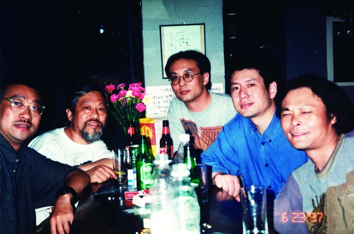 97年-程丛林·栗宪庭·张晓刚·周春芽·唐雯·在小酒馆
