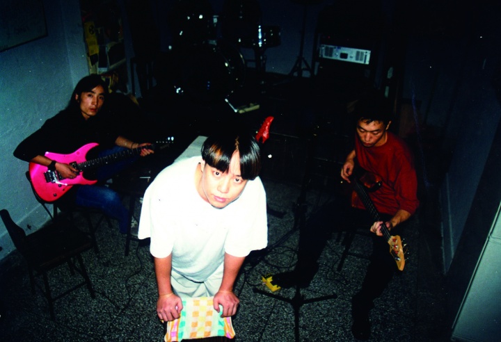99年-沈晓彤·马达(邱黯雄)当时还组建了一支名为『菠菜』的乐队·在小酒馆演出
99年-沈晓彤·马达(邱黯雄)当时还组建了一支名为『菠菜』的乐队·在小酒馆演出
