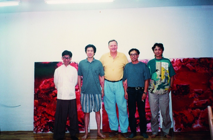 1994年周春芽与张颂仁、张晓刚、何多苓在周春芽工作室
1994年周春芽与张颂仁、张晓刚、何多苓在周春芽工作室