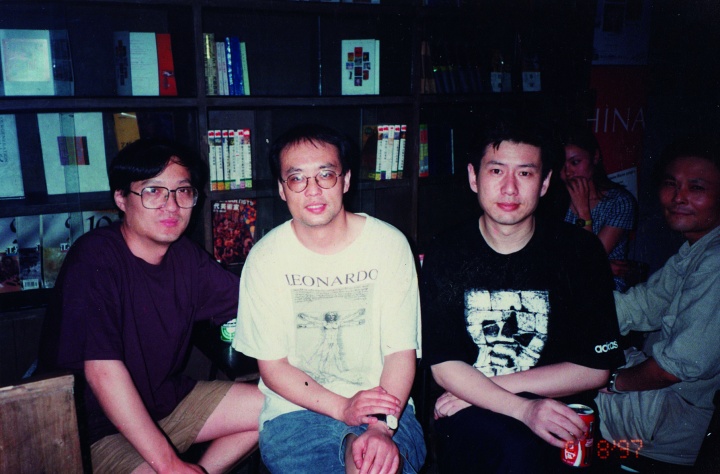 1997年周春芽、张晓刚、杨千、王承云在小酒馆
