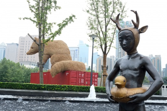 作为新一代雕塑艺术家代表的颜石林(五位中国籍参展艺术家之一),带来了其两件作品。其中一件《少年与海》,用天空与“少年”脚下湍急的流水为展示空间,时远时近的少年诉说的那片海. 作为新一代雕塑艺术家代表的颜石林(五位中国籍参展艺术家之一),带来了其两件作品。其中一件《少年与海》,用天空与“少年”脚下湍急的流水为展示空间,时远时近的少年诉说的那片海.