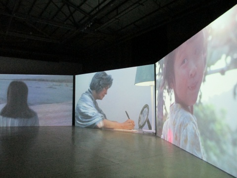 秦晋的三频影像作品《白沫》。

