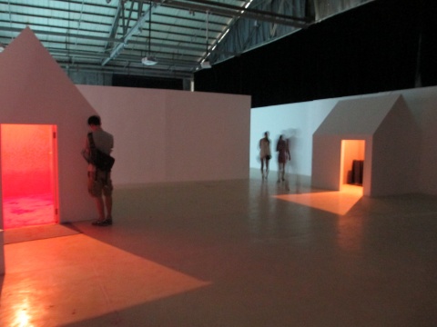 秦晋展览现场第二部分呈现了过往的作品，对自己创作进行了梳理。
