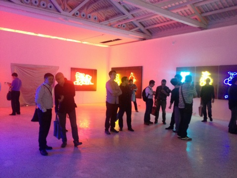 在霓虹灯作品的围绕中,展览现场有种节日的气息
在霓虹灯作品的围绕中,展览现场有种节日的气息