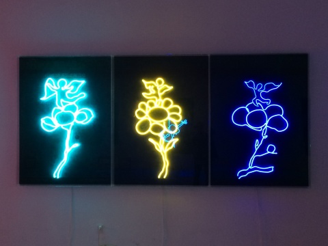 《花与天使No.1、No2、No3》 霓虹灯、喷绘丙烯及综合材料于帆布
《花与天使No.1、No2、No3》 霓虹灯、喷绘丙烯及综合材料于帆布