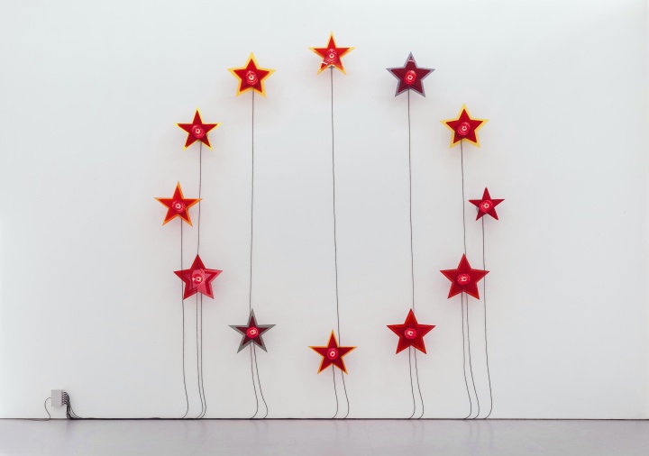 《一夜回到解放前》,2014,航标灯,控制器,亚克力板,尺寸可变
《一夜回到解放前》,2014,航标灯,控制器,亚克力板,尺寸可变