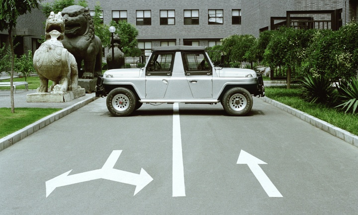 《改装Jeep-顺流逆流》 500×170×185cm 综合材料 2003