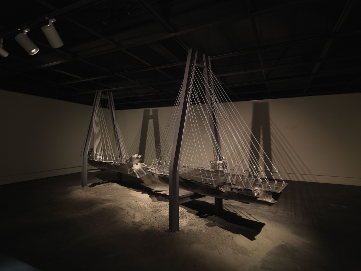 《桥》 700×140×340cm 不锈钢 2006
《桥》 700×140×340cm 不锈钢 2006