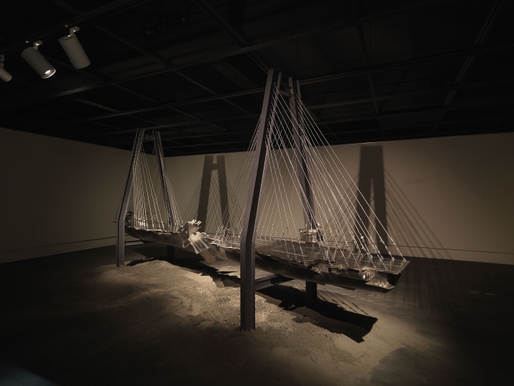  

《桥》 700×140×340cm 不锈钢 2006
