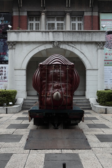 《游离的真相》 450×200×200cm 不锈钢喷漆、树脂 2011
《游离的真相》 450×200×200cm 不锈钢喷漆、树脂 2011