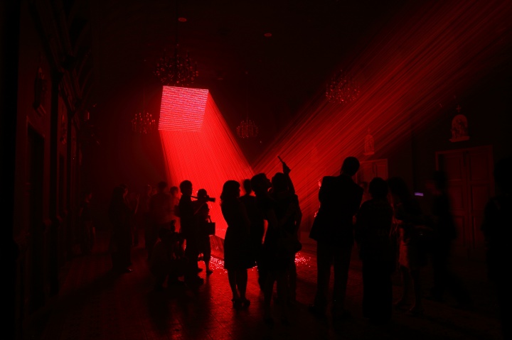 《V》 1500×500×700cm 不锈钢、镜子、激光、烟雾机 2011
《V》 1500×500×700cm 不锈钢、镜子、激光、烟雾机 2011