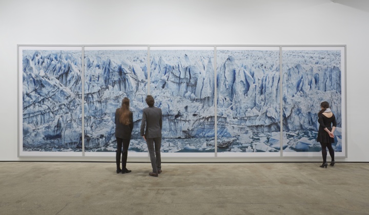 观众在欣赏Frank Thiel的作品 Photo:Jason Wyche,© Frank Thiel,Courtesy:Sean Kelly,New York
观众在欣赏Frank Thiel的作品 Photo:Jason Wyche,© Frank Thiel,Courtesy:Sean Kelly,New York