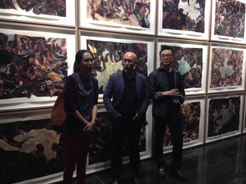 （从右至左）乔志兵、张恩利、吴蔚在现场介绍作品
