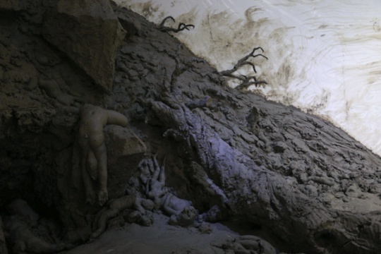 “天崩地陷,水火泛滥,人类遭殃。”
“天崩地陷,水火泛滥,人类遭殃。”