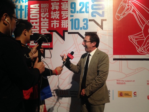 巴塞罗那市长Xavier Trias在展览现场接受采访
巴塞罗那市长Xavier Trias在展览现场接受采访