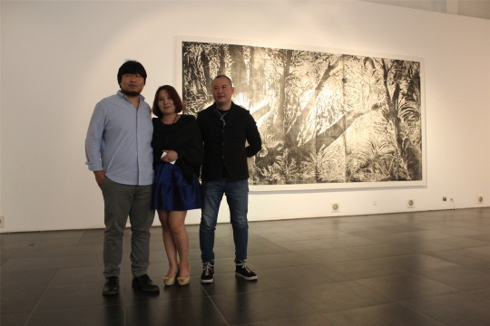 艺术家张同帅、策展人丁浠文及友人在作品前
艺术家张同帅、策展人丁浠文及友人在作品前