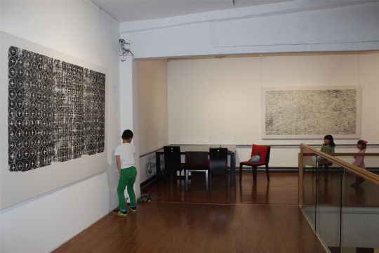 二层展厅展出的大尺幅,区别于具体物象描摹、凸显某种叙事性,也不再过分渲染情绪,图像中的元素有序、理性地编排,相对抽象
二层展厅展出的大尺幅,区别于具体物象描摹、凸显某种叙事性,也不再过分渲染情绪,图像中的元素有序、理性地编排,相对抽象