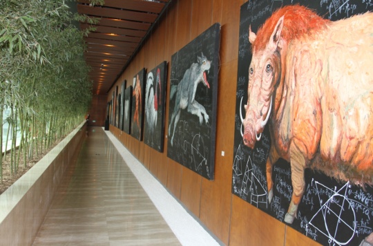 华庆的代表作品被展示在悠长的走廊上
华庆的代表作品被展示在悠长的走廊上