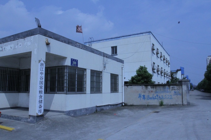 在粮仓中寻找艺术家工作室的感受是特别的。
在粮仓中寻找艺术家工作室的感受是特别的。