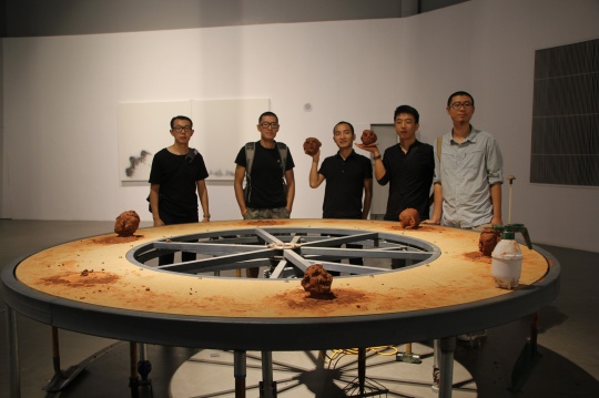 无关小组在作品《无关艺术工厂》，以转盘装置模拟当下工业的流水线作业，将雕塑在小组的集体行动中成为复制化行为。
