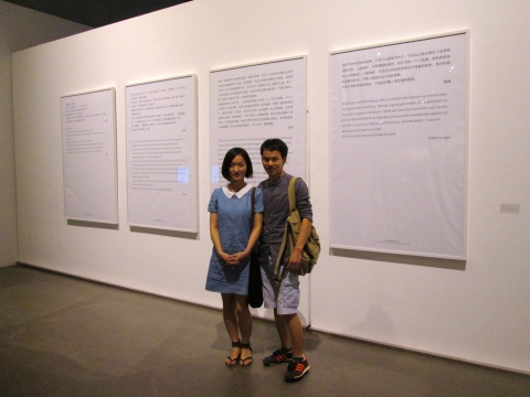 胡庆泰的作品以妻子为切入点，讨论二者在社会关系中的互动，同时邀请家人描述对妻子的意见。
