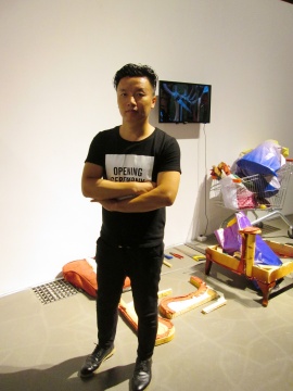 作为双飞成员的杨俊岭，展出了其个人创作的影像作品。