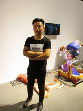 作为双飞成员的杨俊岭,展出了其个人创作的影像作品。 作为双飞成员的杨俊岭,展出了其个人创作的影像作品。